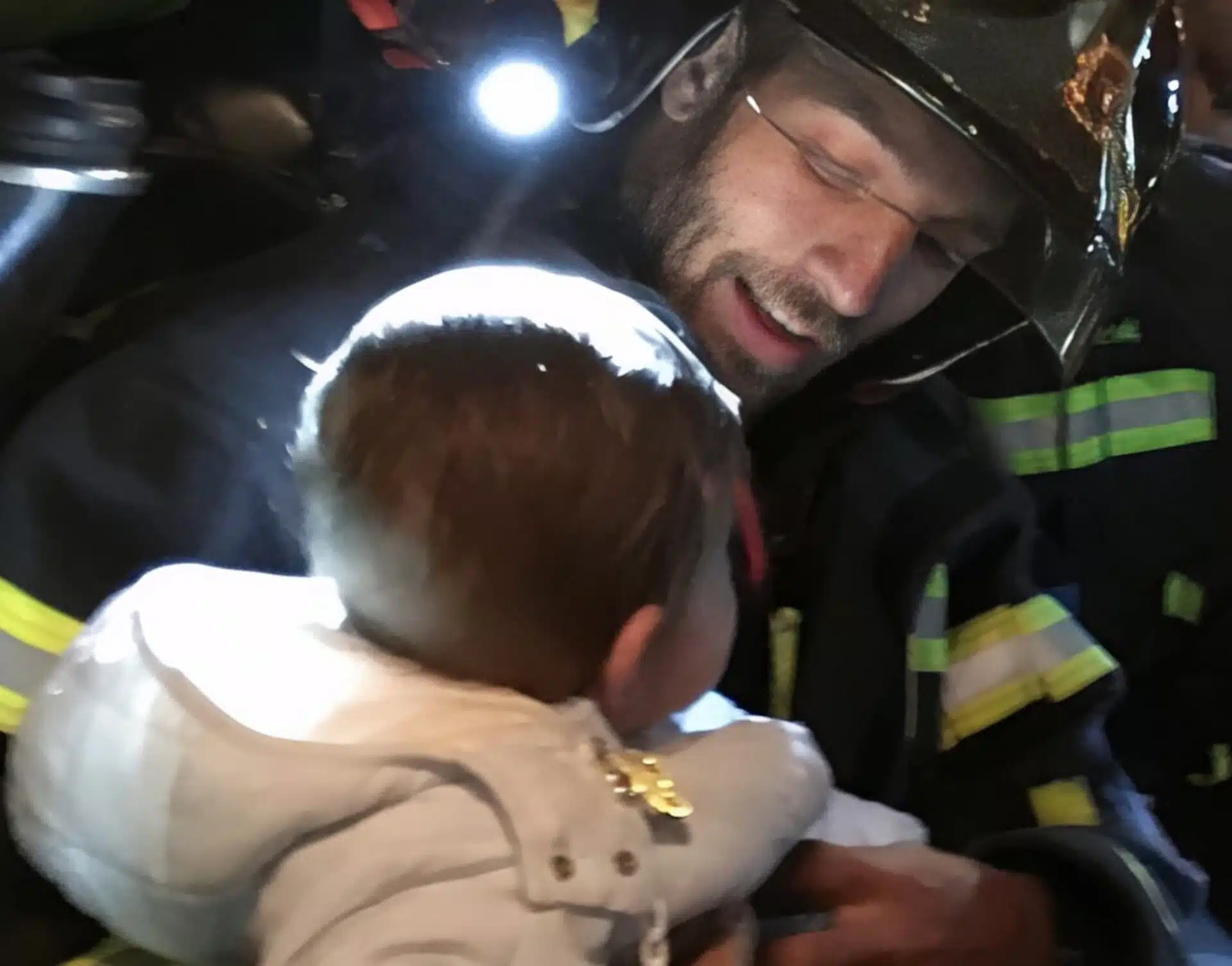 Inicio 8 Bombero sosteniendo a un bebé, símbolo de valentía, humanidad y superación en las oposiciones.